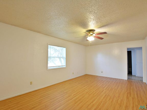 3rd image of 601 W 17th Ln