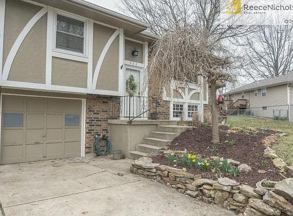 3rd image of 423 NE Grant Dr