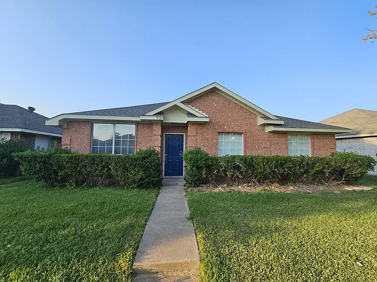 919 Crestwood Dr — Photo 12