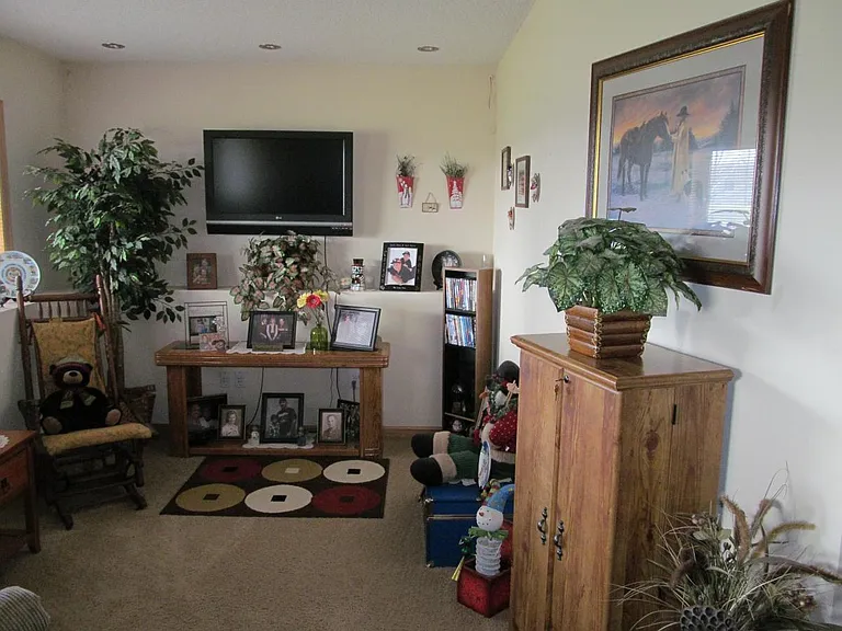 1048 Meadow St — Photo 9