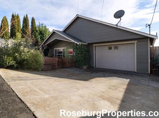 1074 NE Grandview Dr, Roseburg, OR