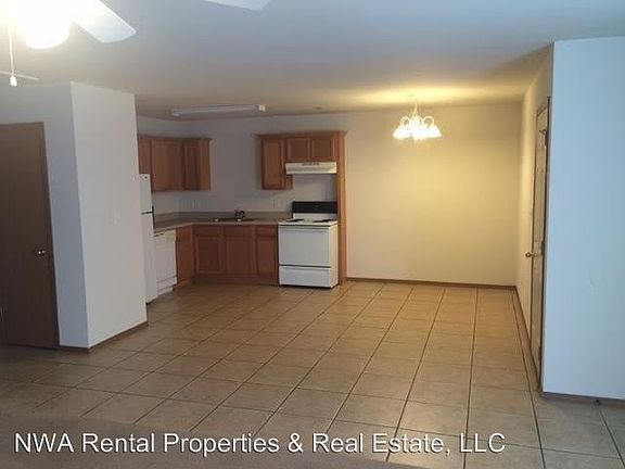 4th image of 305 E Marietta Ct
