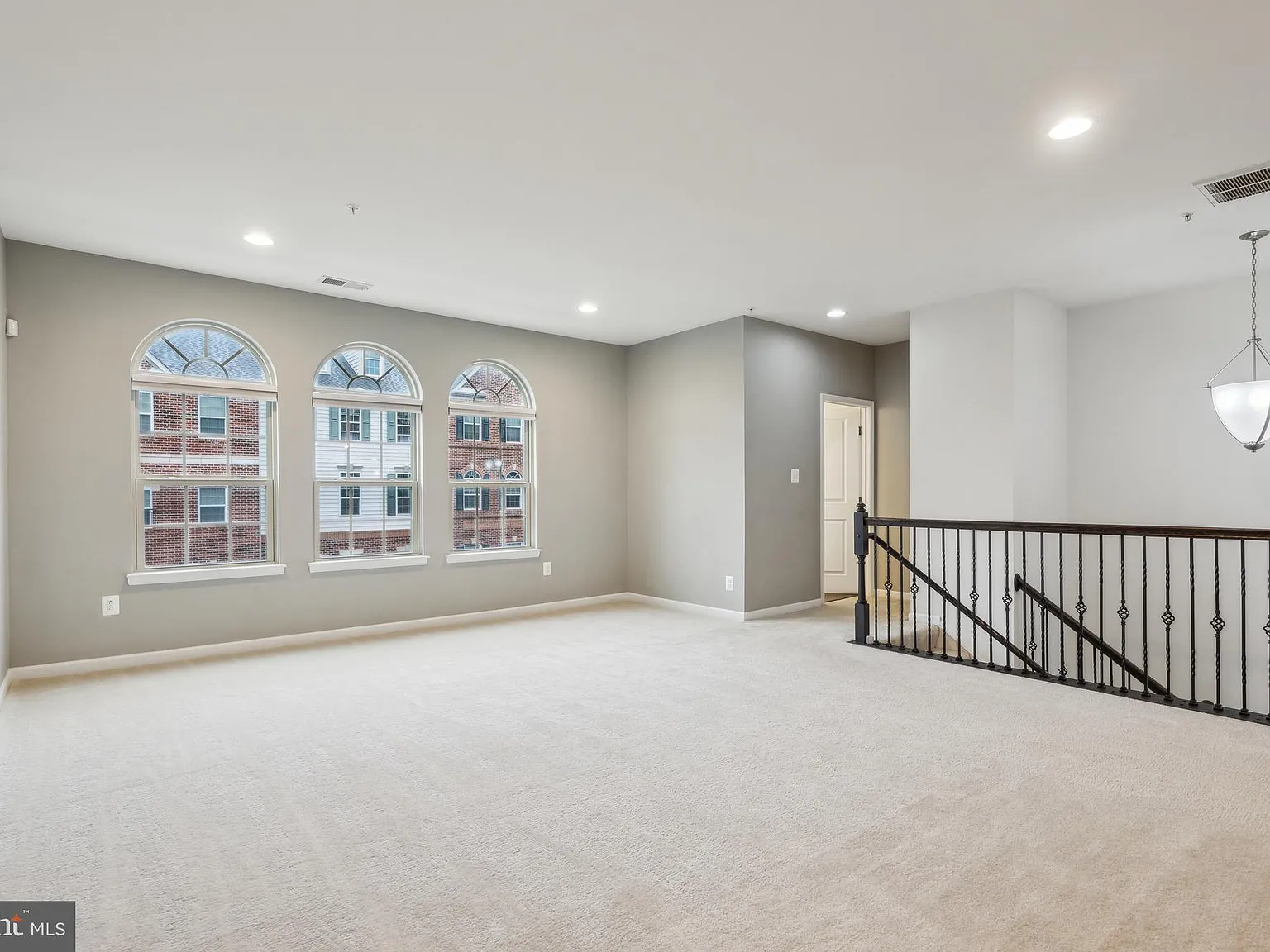 3 bed, 2.5 bath, 2630 sqft, $2,900 — Photo 3