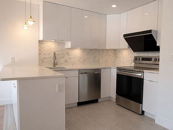 5th image of 52-16 Roosevelt Ave #2C