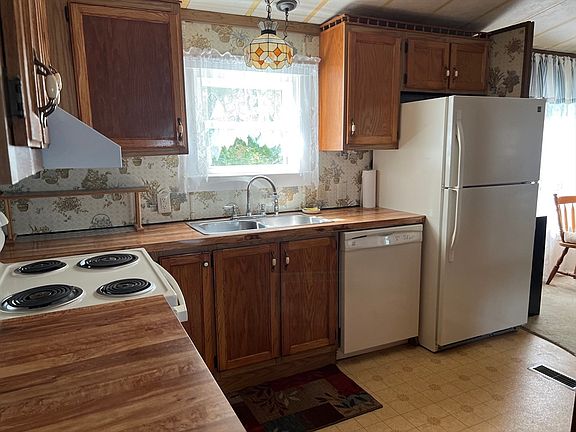 3rd image of 8 Jefferson Way