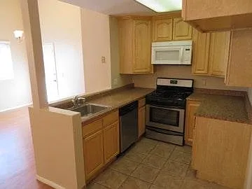6610 Balboa Blvd #3 — Photo 4