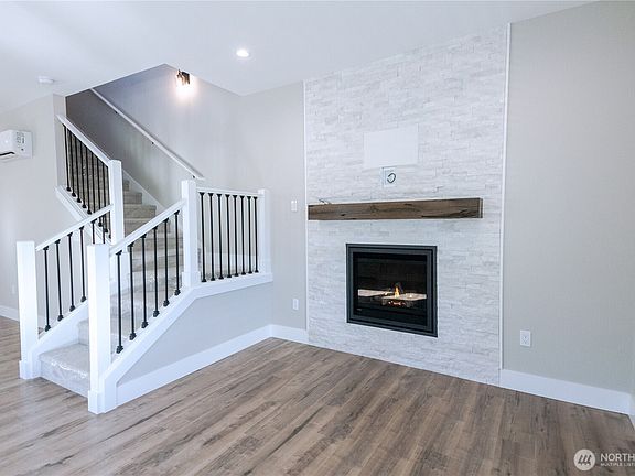 5th image of 420 Elderberry Lane SW