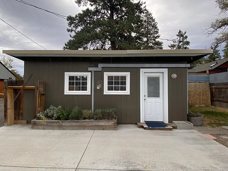 716 NE Quimby Ave — Photo 1