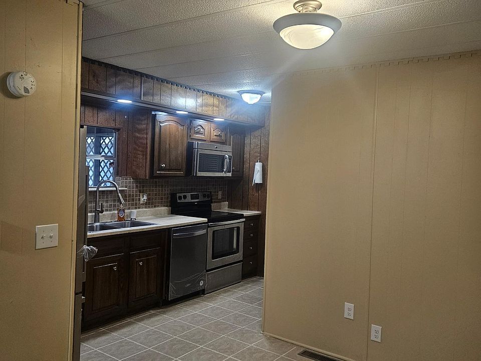 Dining Area looking into Kitchen.
