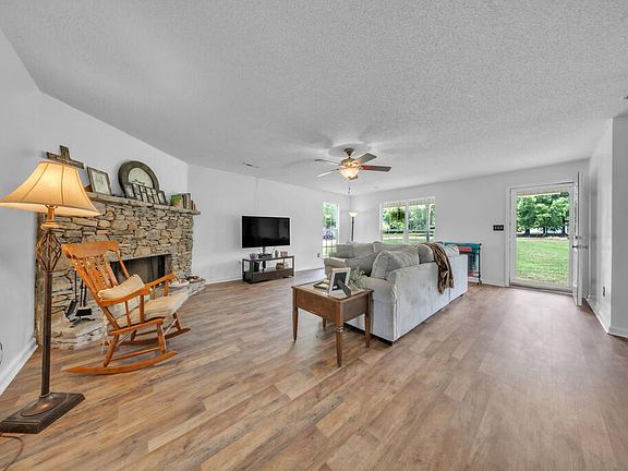 4th image of 43 Sullivan Cir