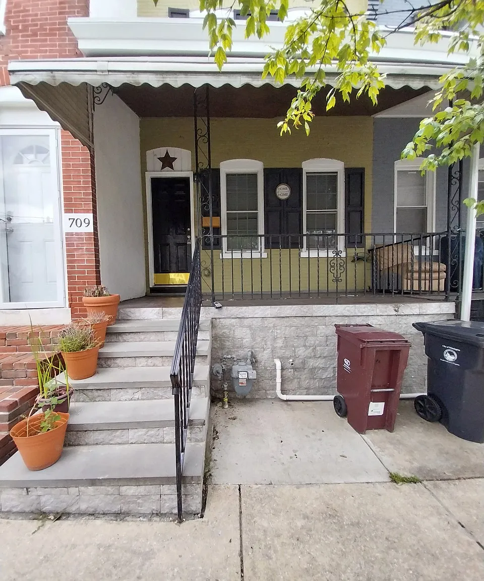 3 bed, 1250 sqft, $1,650 — Photo 1