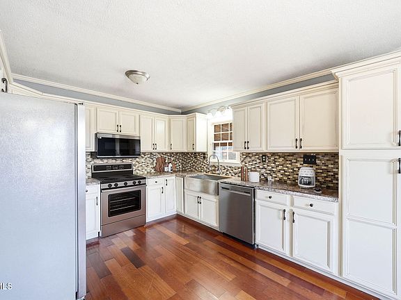 4th image of 19486 Astor Rd