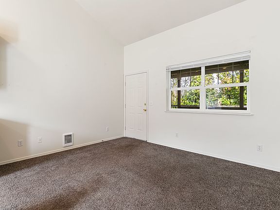 3rd image of 1601 H St Unit 202