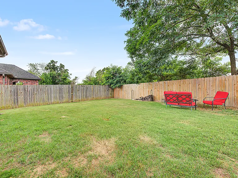 1202 Birkshire Cir — Photo 20