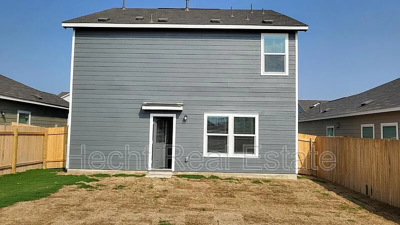 4 bed, 2.5 bath, 1950 sqft, $1,695 — Photo 3