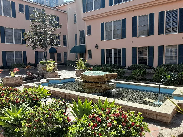Lindbrook Manor Apartments Courtyard