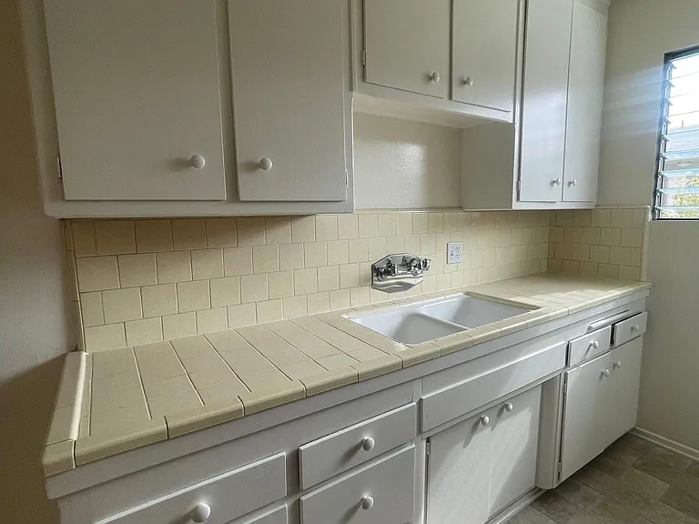 2554 N Beachwood Dr #5 — Photo 6