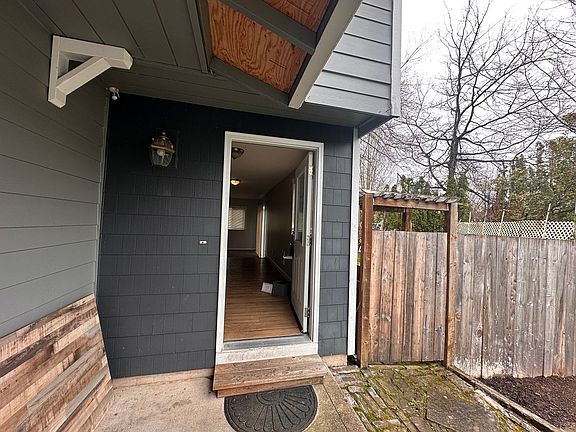 2nd image of 912-916 NE Hacienda Ct #912