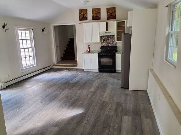 5th image of 422 Spring St