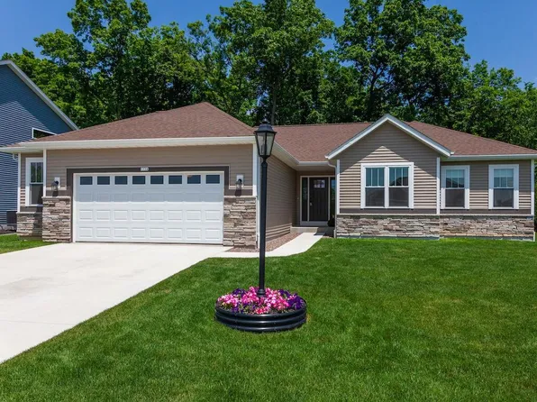 1734 Arthurs PASS, Oconomowoc, WI 53066