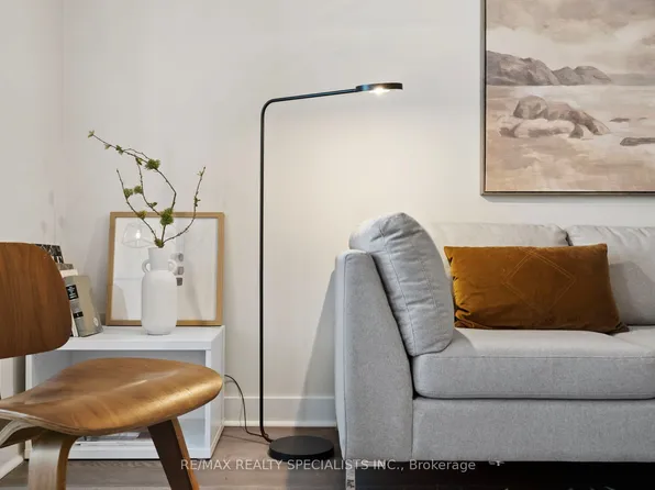 252 Royal York Rd #209, Etobicoke, ON M8V 1Y8