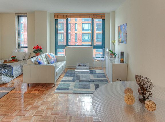 3rd image of 1 Irving Pl APT V11i