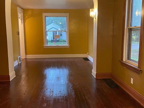 5th image of 15208 Dearborn St