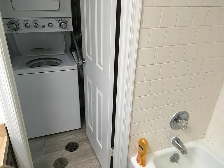319 E St NE #B — Photo 5