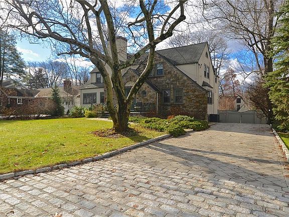 3rd image of 15 Blackthorn Ln