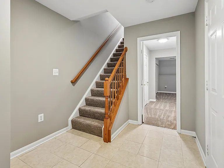 532 Kalmia Sq NE — Photo 3
