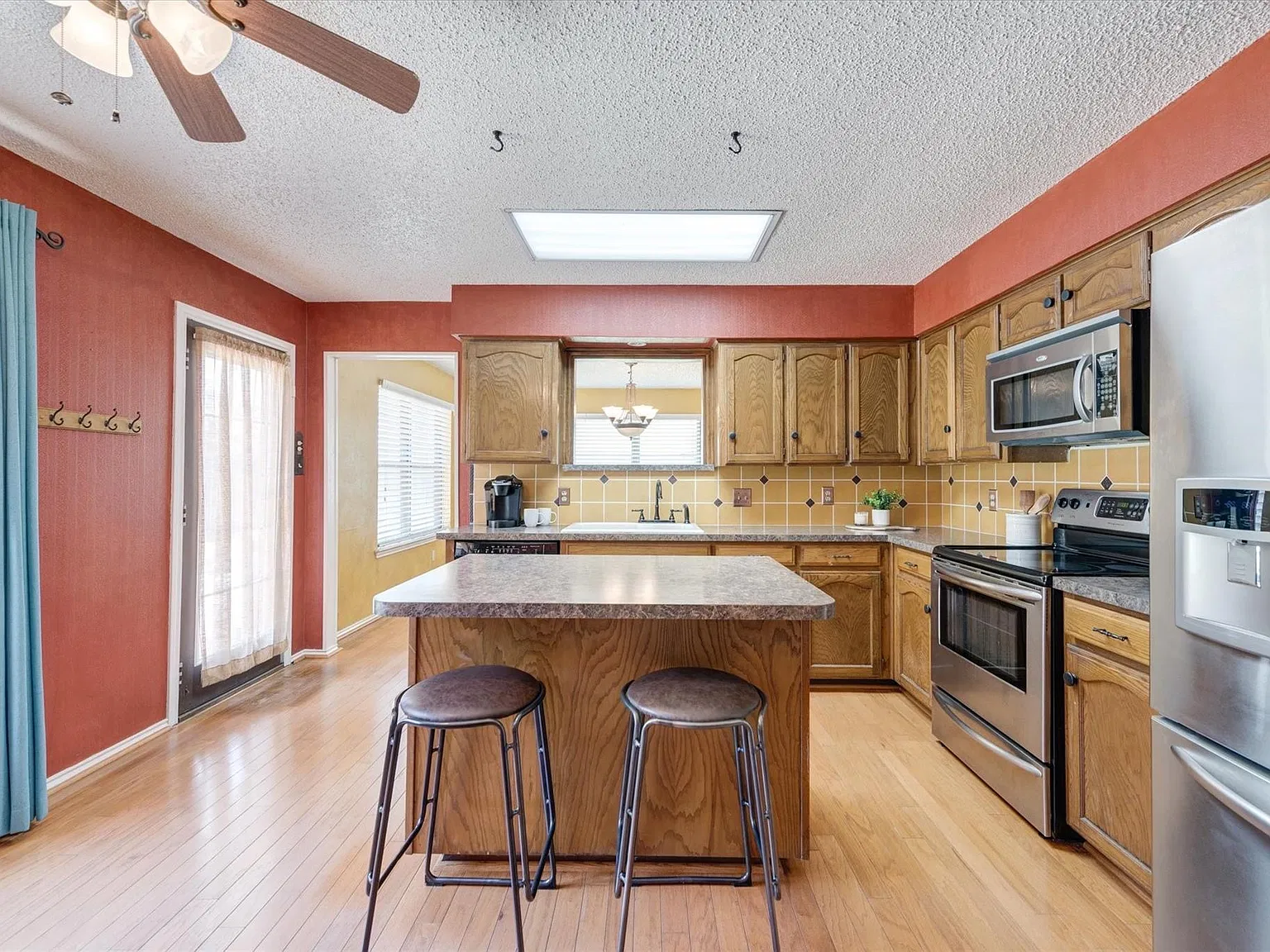 3 bed, 2468 sqft, $3,000 — Photo 4