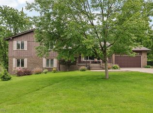 9233 Windswept Dr, Brecksville, OH 44141