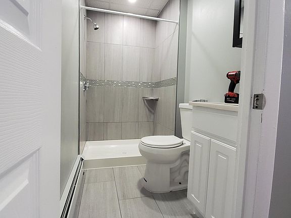 2nd image of 991 Lonsdale Ave Floor 2