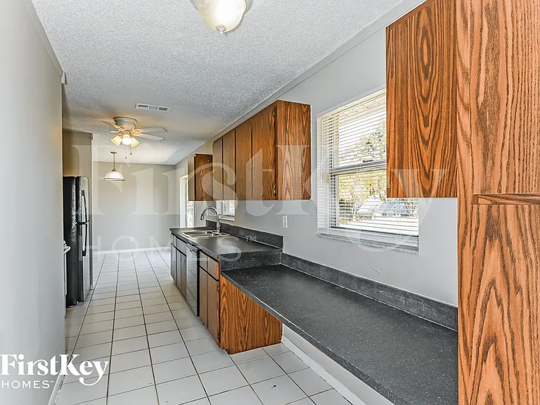 325 NE 23rd Ave — Photo 9