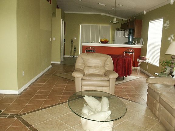 LIVING ROOM (VIEW 1)