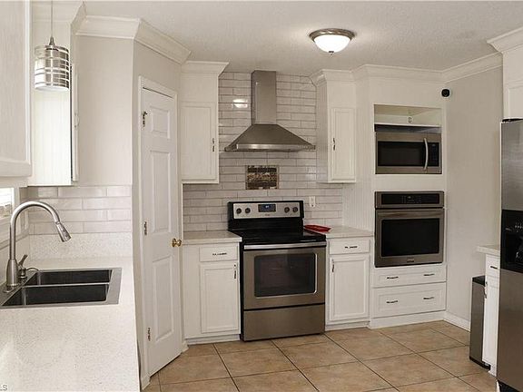 3rd image of 714 Townsend Farm Dr