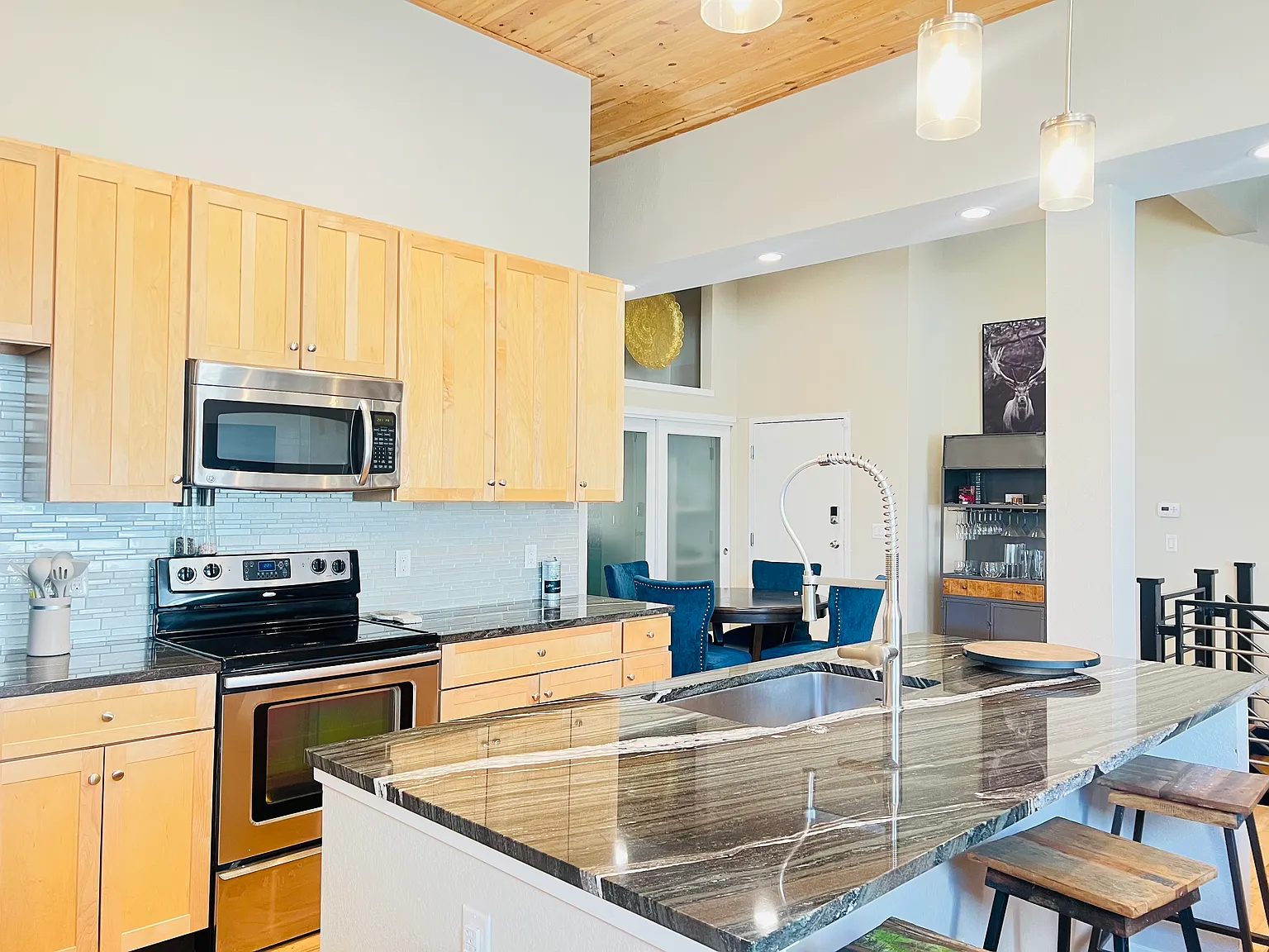 2 bed, 2.5 bath, 1888 sqft, $4,000 — Photo 1