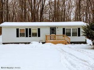 3 Chipmunk Ct, Hawley, PA 18428
