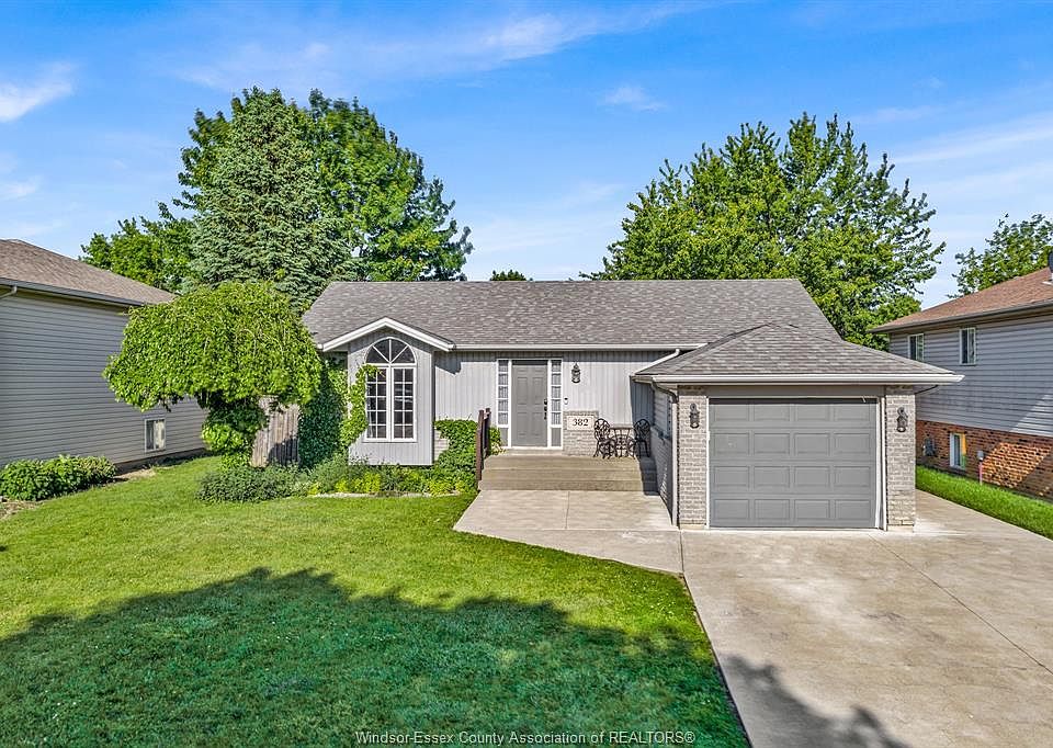 1st image of 382 Thorn Ridge Cres
