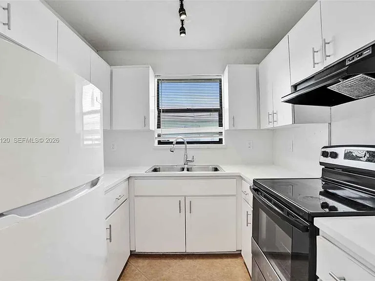 2120-2122 Thomas St — Photo 18