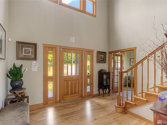 The welcoming foyer is grand with its luminous 2-story ceiling and a curved staircase.