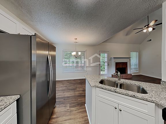 3rd image of 1151 Chateau Ter