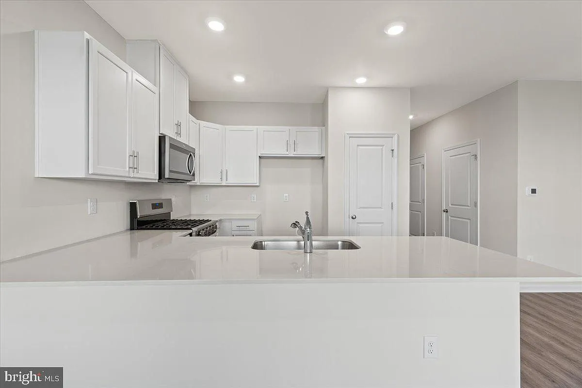 3 bed, 1558 sqft, $2,900 — Photo 3