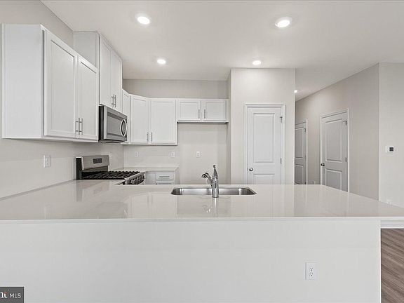 3rd image of 39 Robert Dr