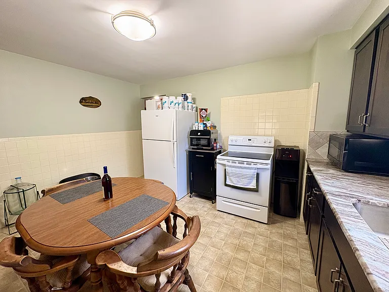 182 Roosevelt St — Photo 12