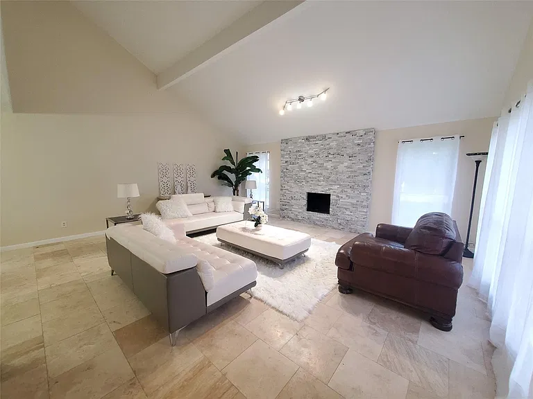 2810 Arrowhead Dr — Photo 2