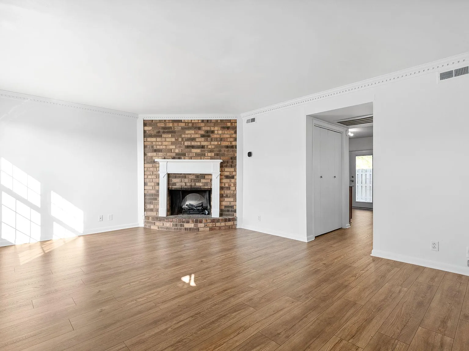 3 bed, 2.5 bath, 1518 sqft, $1,995 — Photo 4