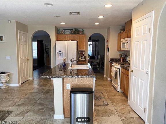 3rd image of 5312 Santa Fe Heights St