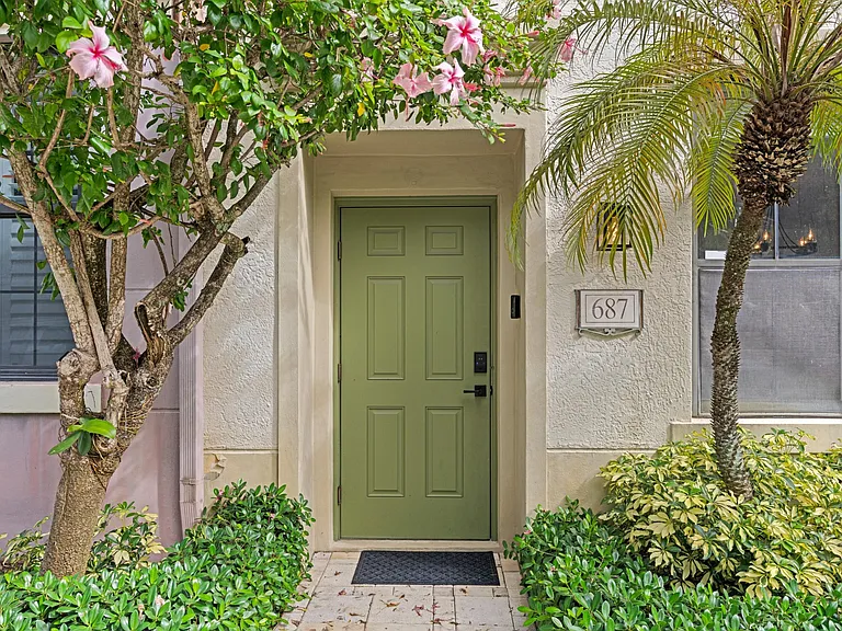 687 Hibiscus St — Photo 3