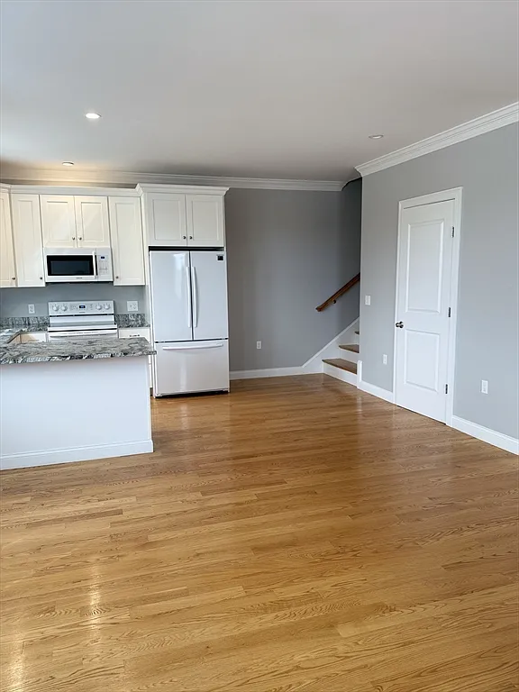 2 bed, 1.5 bath, 1100 sqft, $3,000 — Photo 3